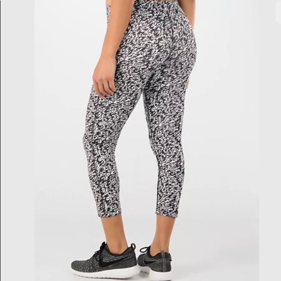 Nike Essential Tight Fit Capri Leggings xs - Picture 2 of 9